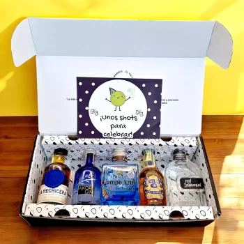 Estuche con licores en miniatura surtidos. Incluye Ron La Hechicera, Ginebra Akori Gin, Tequila Campo Azul, Whisky Chivas Regal 18 años, Aguardiente Mil Demonios y tarjeta. Caja premium con mini botellas de licor de alta gama. Detalle único para empresas o celebraciones especiales.