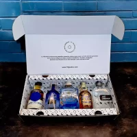 Estuche con licores en miniatura surtidos. Incluye Ron La Hechicera, Ginebra Akori Gin, Tequila Campo Azul, Whisky Chivas Regal 18 años, Aguardiente Mil Demonios y tarjeta. Caja premium con mini botellas de licor de alta gama. Detalle único para empresas o celebraciones especiales.