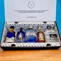Estuche con licores en miniatura surtidos. Incluye Ron La Hechicera, Ginebra Akori Gin, Tequila Campo Azul, Whisky Chivas Regal 18 años, Aguardiente Mil Demonios y tarjeta. Caja premium con mini botellas de licor de alta gama. Detalle único para empresas o celebraciones especiales.