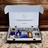 Estuche con licores en miniatura surtidos. Incluye Ron La Hechicera, Ginebra Akori Gin, Tequila Campo Azul, Whisky Chivas Regal 18 años, Aguardiente Mil Demonios y tarjeta. Caja premium con mini botellas de licor de alta gama. Detalle único para empresas o celebraciones especiales.