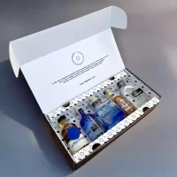 Estuche con licores en miniatura surtidos. Incluye Ron La Hechicera, Ginebra Akori Gin, Tequila Campo Azul, Whisky Chivas Regal 18 años, Aguardiente Mil Demonios y tarjeta. Caja premium con mini botellas de licor de alta gama. Detalle único para empresas o celebraciones especiales.