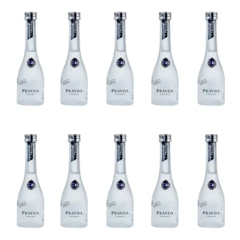 Mini botellas de Pravda Vodka al por mayor - Pack de 6 y 10 unidades.  50 (mL / cu). NO INCLUYE CAJA NI EMPAQUE. PRAVDA es un vodka de lujo de primera calidad elaborado artesanalmente en el corazón del mundialmente famoso país del vodka, Polonia. PRAVDA se elabora en lotes pequeños bajo la supervisión y la guía extremadamente estricta de nuestro maestro destilador. Para realzar la suavidad y claridad de Pravda Vodka se utiliza agua limpia y natural que fluye de los manantiales prístinos de las profundidades de los montes Cárpatos . Esta agua pura de manantial está helada y tiene una suavidad cristalina única, que es un verdadero regalo de la naturaleza cuando se combina con grano de centeno de cosecha tardía para producir la mini botella Pravda Vodka.