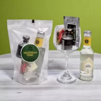 Amazonian Tonic – Kit de Coctel con Gin Selva (207 ml), Agua Tónica MIL 976, Pulpa de Frutas Exóticas y Frutas Deshidratadas – Coctel para preparar.