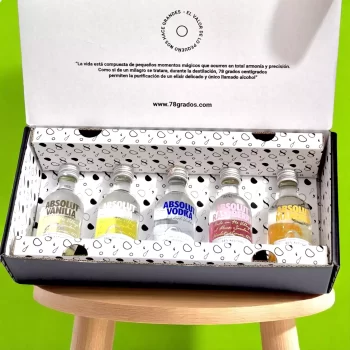 Caja con 5 mini botellas de Absolut Vodka 50mL. Incluye: Absolut Vodka Original, Absolut Vodka Citron (importado), Absolut Vodka Mandarin (importado), Absolut Vodka Raspberri (importado), Absolut Vodka Vanilla (importado).  Un regalo elegante, exclusivo y con presentación premium - 78 Grados Deluxe.