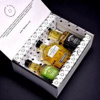 Caja con mini botellas Jack Daniel’s: Original, Jack Daniel’s Apple y Gentleman Jack. Un regalo elegante, exclusivo y con presentación premium. Ideal para amantes del buen whisky – 78 Grados Deluxe – Caja con mini botellas de Whisky.