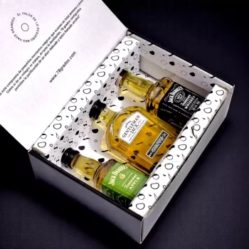 Caja con mini botellas Jack Daniel’s: Original, Jack Daniel’s Apple y Gentleman Jack. Un regalo elegante, exclusivo y con presentación premium. Ideal para amantes del buen whisky - 78 Grados Deluxe - Caja con mini botellas de Whisky.