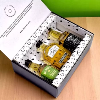 Caja con mini botellas Jack Daniel’s: Original, Jack Daniel’s Apple y Gentleman Jack. Un regalo elegante, exclusivo y con presentación premium. Ideal para amantes del buen whisky - 78 Grados Deluxe - Caja con mini botellas de Whisky.