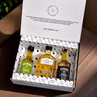 Caja con mini botellas Jack Daniel’s: Original, Jack Daniel’s Apple y Gentleman Jack. Un regalo elegante, exclusivo y con presentación premium. Ideal para amantes del buen whisky – 78 Grados Deluxe – Caja con mini botellas de Whisky.