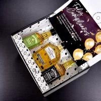 Caja con mini botellas Jack Daniel’s: Original, Jack Daniel’s Apple y Gentleman Jack. Un regalo elegante, exclusivo y con presentación premium. Ideal para amantes del buen whisky – 78 Grados Deluxe – Caja con mini botellas de Whisky.