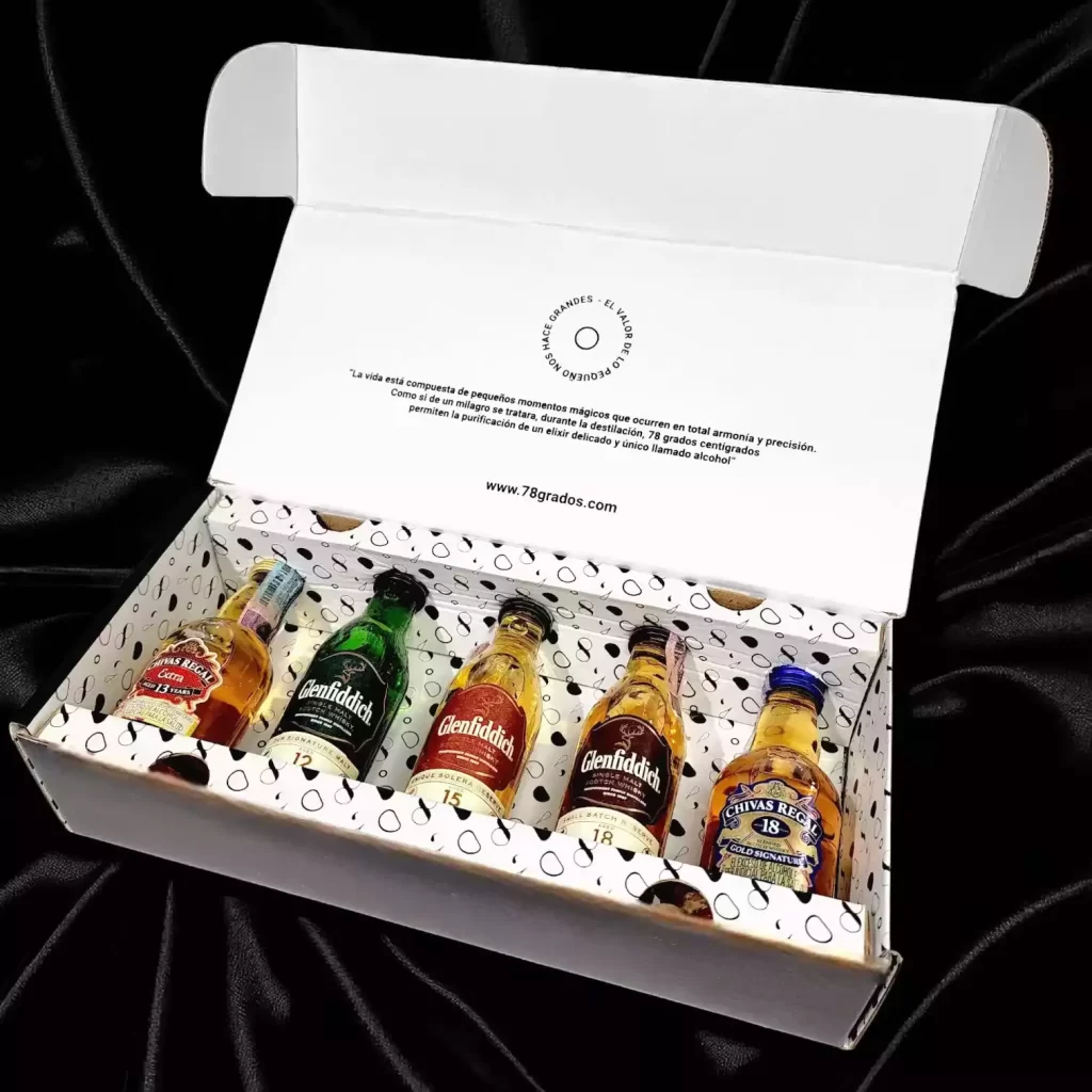 Para los que no se conforman con lo básico. Este estuche ultra premium es un homenaje al verdadero arte del whisky, perfecto para sorprender a un conocedor, impresionar a un cliente VIP o regalar con elegancia absoluta. Una curaduría de lujo con los whiskies más reconocidos del mundo en su versión mini. Calidad, presencia y distinción en un solo estuche.