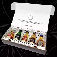 Para los que no se conforman con lo básico. Este estuche ultra premium es un homenaje al verdadero arte del whisky, perfecto para sorprender a un conocedor, impresionar a un cliente VIP o regalar con elegancia absoluta. Una curaduría de lujo con los whiskies más reconocidos del mundo en su versión mini. Calidad, presencia y distinción en un solo estuche.