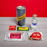 Red Cosmopolitan – Kit de Coctel con Absolut Vodka (50 ml), Cocteles con Vodka y frutos rojos, Kits de coctelería en casa, Cocteles a domicilio.