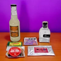 Aguardiente frutos del bosque – Kit de Coctel con Aguardiente Mil Demonios (50mL) ,  aguardiente con ginger beer, kit de coctel artesanal con tajín.