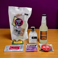 Aguardiente frutos del bosque – Kit de Coctel con Aguardiente Mil Demonios (50mL) ,  aguardiente con ginger beer, kit de coctel artesanal con tajín.