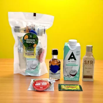 coctel piña colada premium, coctel con ron y agua de coco, cocteles cremosos y tropicales, kits para regalar con ron premium, kit de coctelería tropical