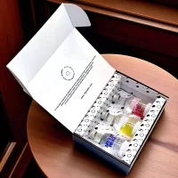 Caja con mini botellas de vodka (14)-min