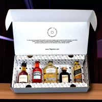 Caja de regalo con mini botellas importadas: whisky, cognac, licor y aperitivo. Presentación de lujo y tarjeta personalizada. Un regalo premium y memorable – 78 Grados Deluxe