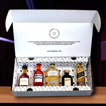 Caja de regalo con mini botellas importadas: whisky, cognac, licor y aperitivo. Presentación de lujo y tarjeta personalizada. Un regalo premium y memorable - 78 Grados Deluxe
