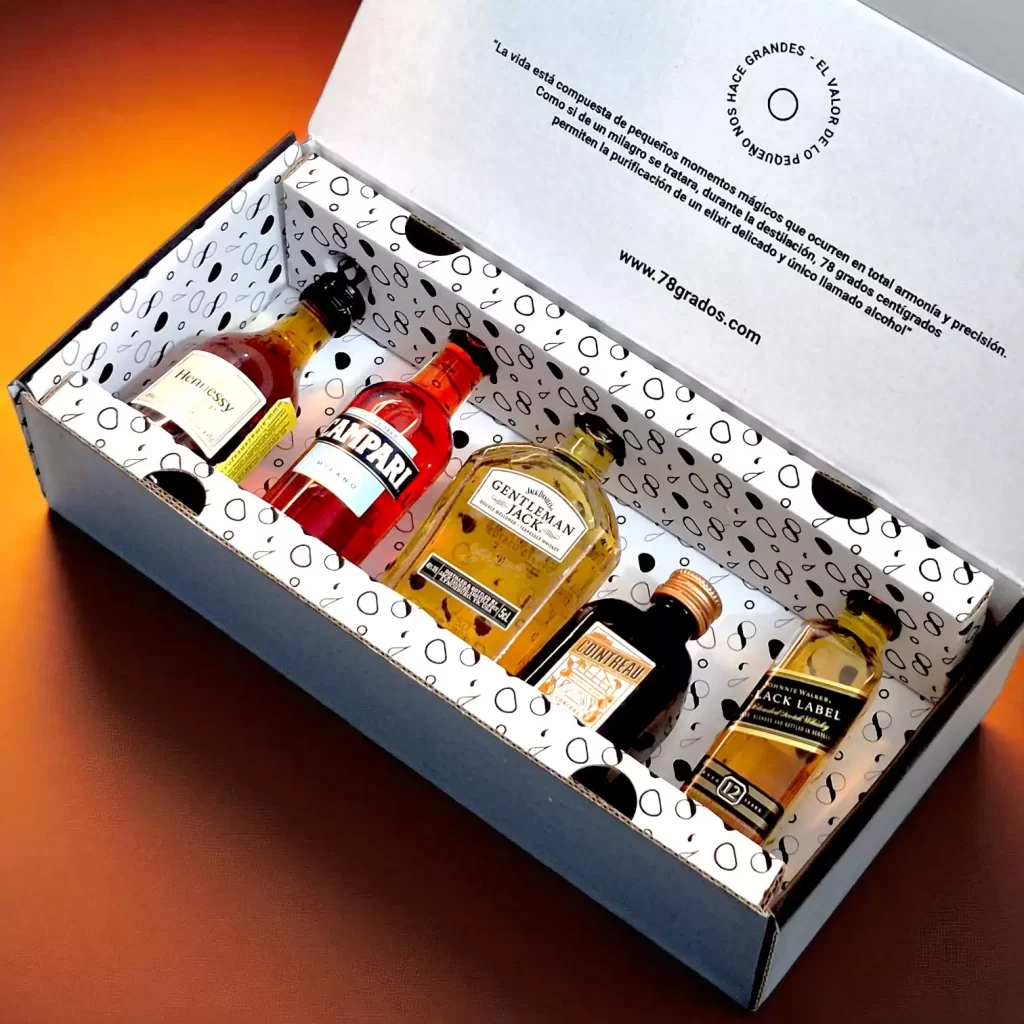 Caja de regalo con mini botellas importadas: whisky, cognac, licor y aperitivo. Presentación de lujo y tarjeta personalizada. Un regalo premium y memorable - 78 Grados Deluxe