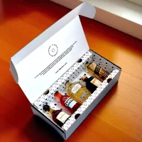 Caja de regalo con mini botellas importadas: whisky, cognac, licor y aperitivo. Presentación de lujo y tarjeta personalizada. Un regalo premium y memorable – 78 Grados Deluxe