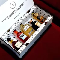 Caja de regalo con mini botellas importadas: whisky, cognac, licor y aperitivo. Presentación de lujo y tarjeta personalizada. Un regalo premium y memorable – 78 Grados Deluxe