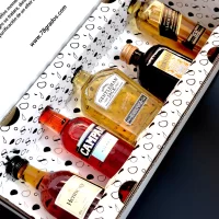 Caja de regalo con mini botellas importadas: whisky, cognac, licor y aperitivo. Presentación de lujo y tarjeta personalizada. Un regalo premium y memorable – 78 Grados Deluxe