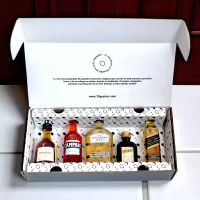 Caja de regalo con mini botellas importadas: whisky, cognac, licor y aperitivo. Presentación de lujo y tarjeta personalizada. Un regalo premium y memorable – 78 Grados Deluxe