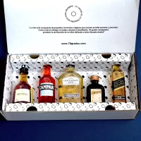 Caja de regalo con mini botellas importadas: whisky, cognac, licor y aperitivo. Presentación de lujo y tarjeta personalizada. Un regalo premium y memorable – 78 Grados Deluxe