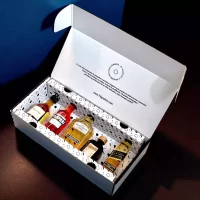 Caja de regalo con mini botellas importadas: whisky, cognac, licor y aperitivo. Presentación de lujo y tarjeta personalizada. Un regalo premium y memorable – 78 Grados Deluxe