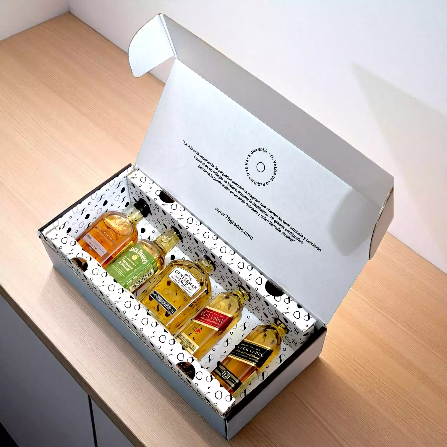 Caja de Regalo Premium con Whisky, Tequila, Aguardiente, Ginebra y Vodka (8) (1)-min