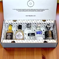 Caja de regalo personalizada 5 mini botellas: whisky, tequila, aguardiente, ginebra y vodka. Regalo original y elegante para sorprender a cualquier hombre – 78 Grados Deluxe – Estuches con miniaturas de licor