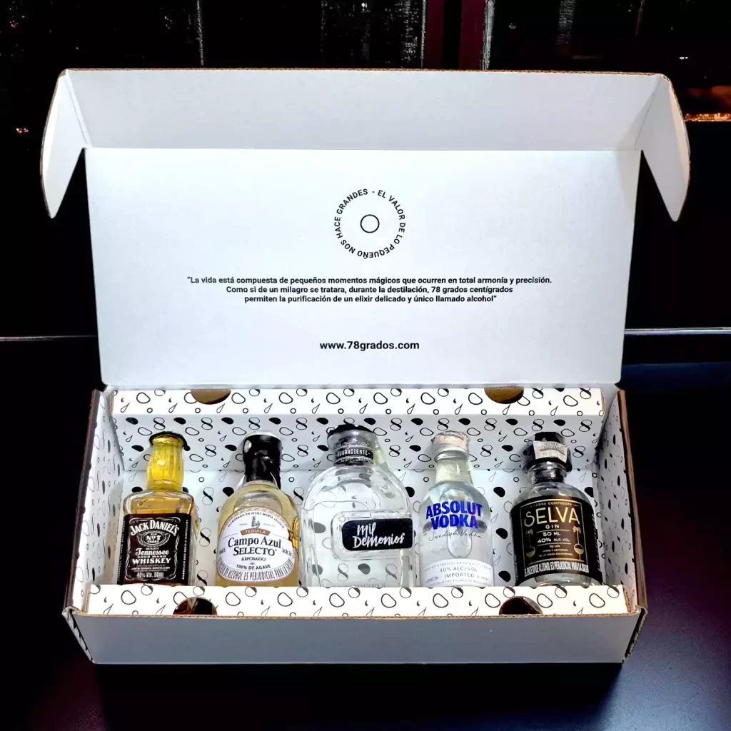 Caja de regalo personalizada 5 mini botellas: whisky, tequila, aguardiente, ginebra y vodka. Regalo original y elegante para sorprender a cualquier hombre - 78 Grados Deluxe - Estuches con miniaturas de licor