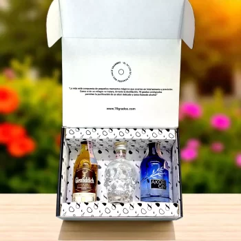 Caja con miniaturas de Glenfiddich 18, Crystal Head y Akori Gin. Regalo elegante y personalizado para jefes o directivos. ¡Ordénala con estilo! Minibotellas - 78 Grados Deluxe
