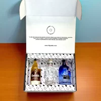 Caja con miniaturas de Glenfiddich 18, Crystal Head y Akori Gin. Regalo elegante y personalizado para jefes o directivos. ¡Ordénala con estilo! Minibotellas – 78 Grados Deluxe