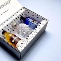 Caja con miniaturas de Glenfiddich 18, Crystal Head y Akori Gin. Regalo elegante y personalizado para jefes o directivos. ¡Ordénala con estilo! Minibotellas – 78 Grados Deluxe