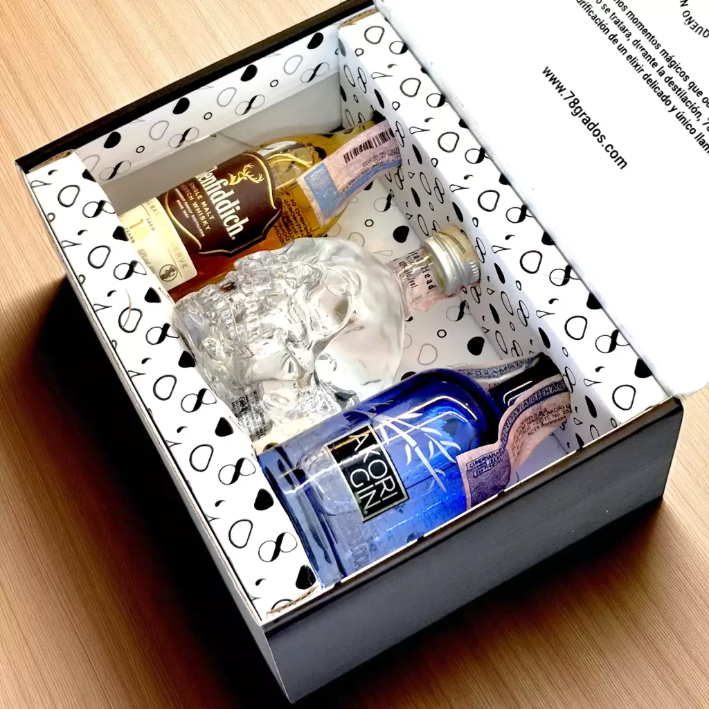 Caja con miniaturas de Glenfiddich 18, Crystal Head y Akori Gin. Regalo elegante y personalizado para jefes o directivos. ¡Ordénala con estilo! Minibotellas - 78 Grados Deluxe