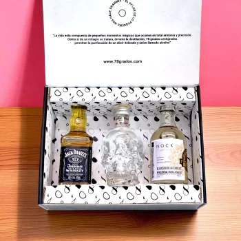 Estuche con miniaturas de whisky Jack Daniel’s, vodka Crystal Head y tequila Nock. Regalo original y elegante para hombres. ¡Incluye tarjeta personalizada! - 78 Grados Deluxe