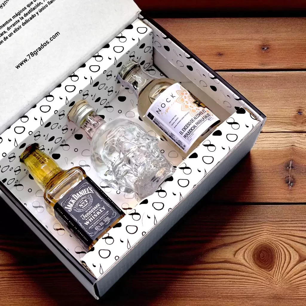 Estuche con miniaturas de whisky Jack Daniel’s, vodka Crystal Head y tequila Nock. Regalo original y elegante para hombres. ¡Incluye tarjeta personalizada! - 78 Grados Deluxe