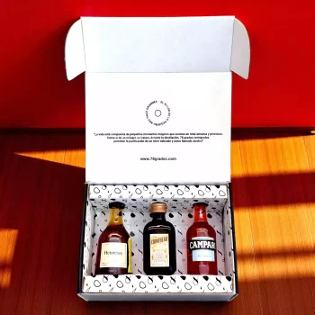 Caja premium con mini botellas importadas: Campari, Cointreau y Cognac Hennessy. Un regalo elegante, con tarjeta personalizada y presentación exclusiva.