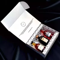 Caja premium con mini botellas importadas: Campari, Cointreau y Cognac Hennessy. Un regalo elegante, con tarjeta personalizada y presentación exclusiva.