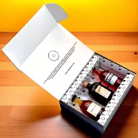 Caja premium con mini botellas importadas: Campari, Cointreau y Cognac Hennessy. Un regalo elegante, con tarjeta personalizada y presentación exclusiva.
