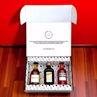 Caja premium con mini botellas importadas: Campari, Cointreau y Cognac Hennessy. Un regalo elegante, con tarjeta personalizada y presentación exclusiva.