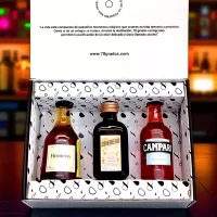 Caja premium con mini botellas importadas: Campari, Cointreau y Cognac Hennessy. Un regalo elegante, con tarjeta personalizada y presentación exclusiva.