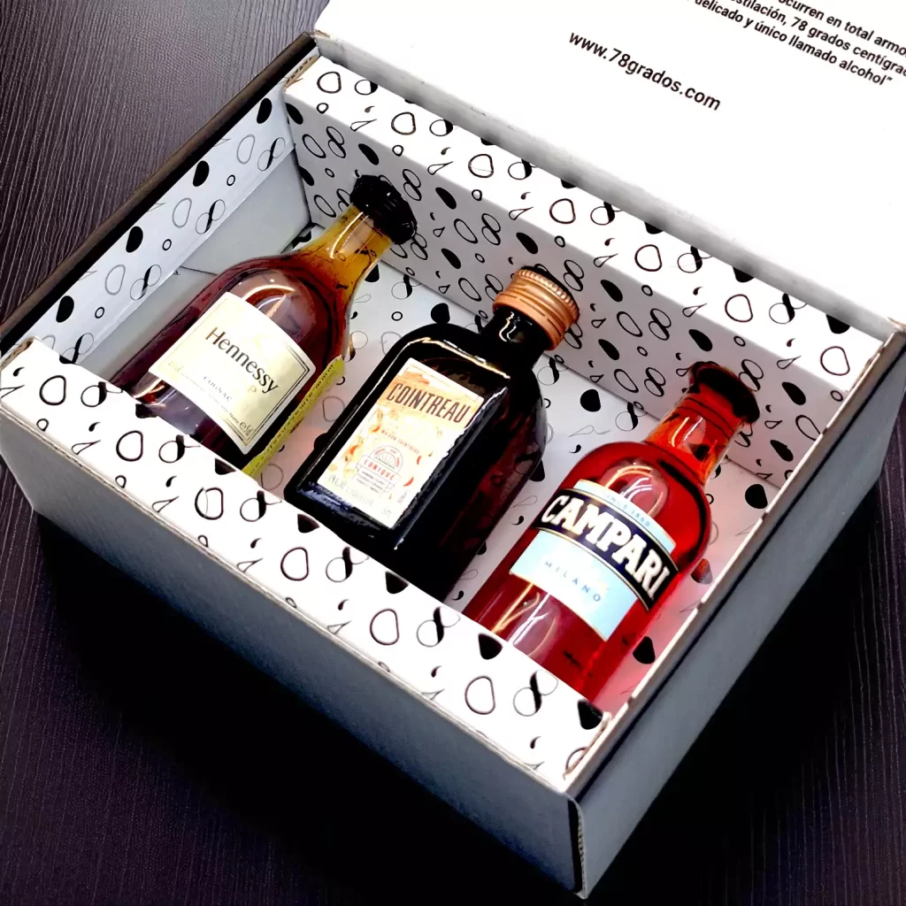 Caja premium con mini botellas importadas: Campari, Cointreau y Cognac Hennessy. Un regalo elegante, con tarjeta personalizada y presentación exclusiva.