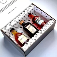 Caja premium con mini botellas importadas: Campari, Cointreau y Cognac Hennessy. Un regalo elegante, con tarjeta personalizada y presentación exclusiva.