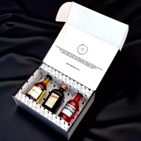 Caja premium con mini botellas importadas: Campari, Cointreau y Cognac Hennessy. Un regalo elegante, con tarjeta personalizada y presentación exclusiva.