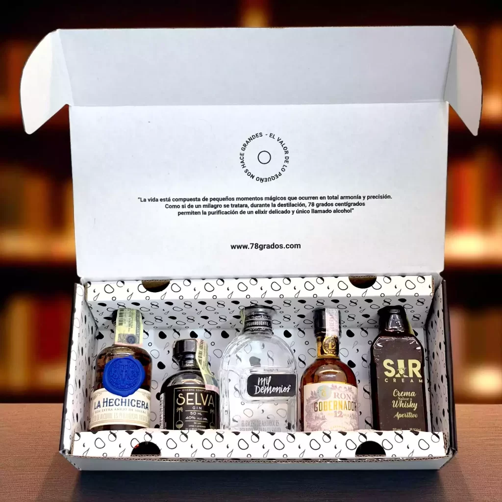 Caja con mini botellas de licores 100 % colombianos. Incluye ron, aguardiente, ginebra, crema y más. Regalo premium ideal para turistas o extranjeros - 78 Grados Deluxe