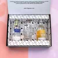 Caja premium de vodkas en mini botellas: Crystal Head, Absolut Original y Absolut Mandarin. Incluye tarjeta – Caja personalizada con nombres y logos – 78 Grados Deluxe
