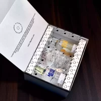 Caja premium de vodkas en mini botellas: Crystal Head, Absolut Original y Absolut Mandarin. Incluye tarjeta – Caja personalizada con nombres y logos – 78 Grados Deluxe