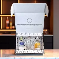 Caja premium de vodkas en mini botellas: Crystal Head, Absolut Original y Absolut Mandarin. Incluye tarjeta – Caja personalizada con nombres y logos – 78 Grados Deluxe